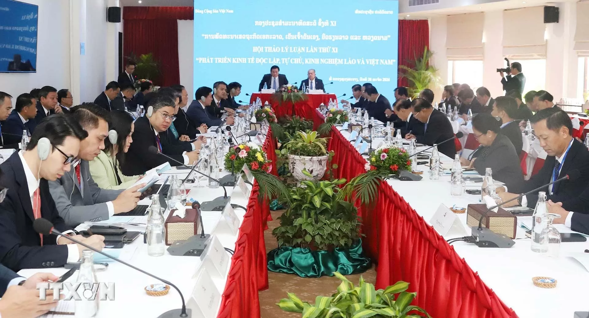 Hội thảo lý luận lần thứ 11 giữa Đảng Cộng sản Việt Nam và Đảng Nhân dân Cách mạng Lào Hội thảo lý luận lần thứ 11 giữa Đảng Cộng sản Việt Nam và Đảng Nhân dân Cách mạng Lào