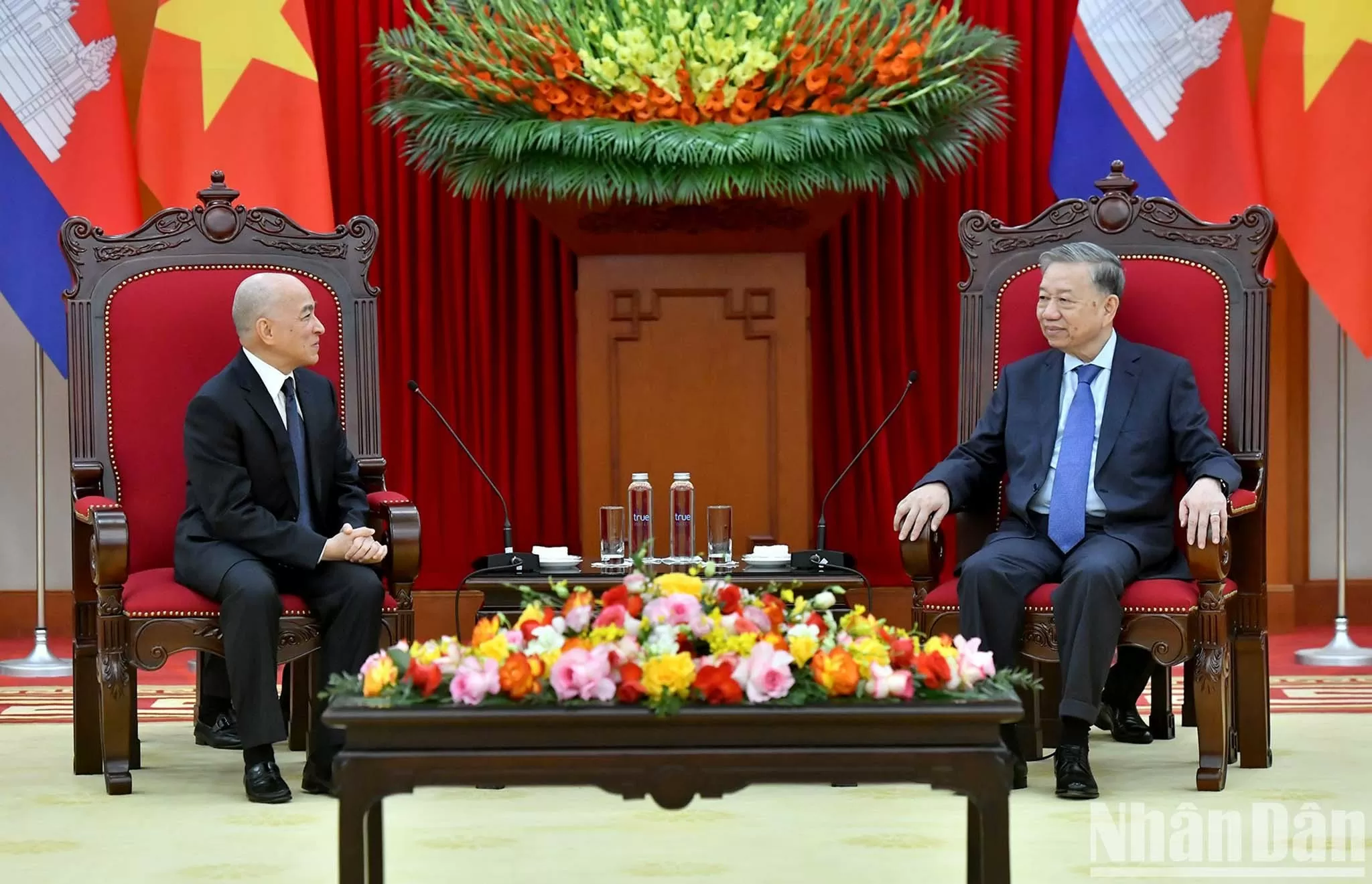 Tổng Bí thư Tô Lâm hội kiến Quốc vương Campuchia Norodom Sihamoni. (Nguồn: nhandan.vn) Tổng Bí thư thăm Campuchia: Thể hiện sự coi trọng và ưu tiên hàng đầu trong phát triển, vun đắp mối quan hệ láng giềng tốt đẹp giữa hai nước
