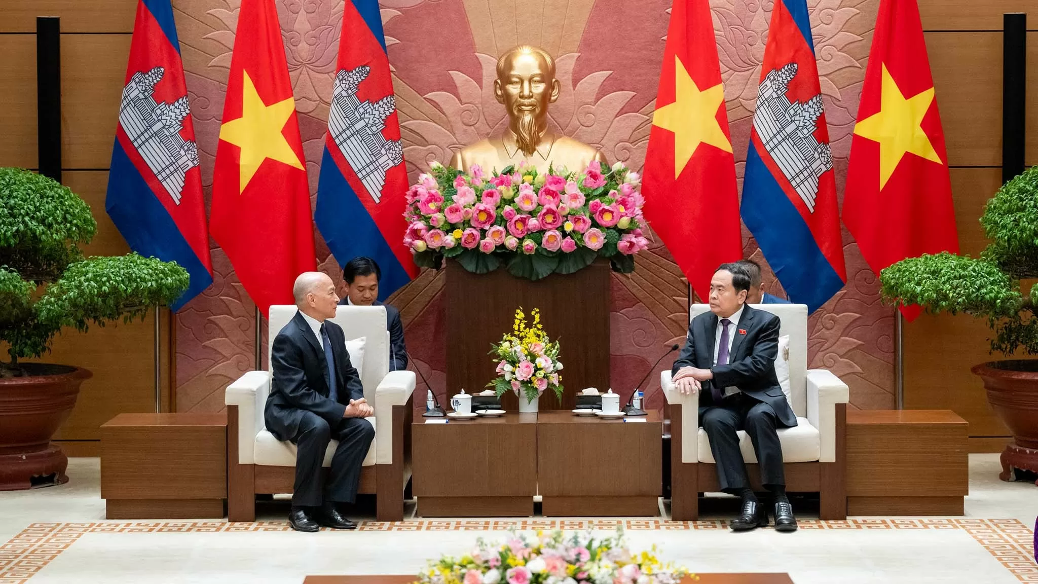Chủ tịch Quốc hội Trần Thanh Mẫn hội kiến Quốc vương Campuchia Norodom Sihamoni Chủ tịch Quốc hội Trần Thanh Mẫn hội kiến Quốc vương Campuchia Norodom Sihamoni