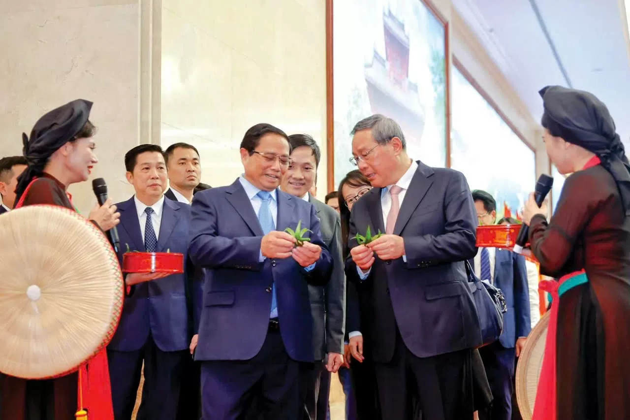 Thủ tướng Chính phủ Phạm Minh Chính và Thủ tướng Quốc vụ viện Trung Quốc Lý Cường cùng thưởng lãm trầu têm cánh phượng của người Quan họ, ngày 13/10/2024. (Ảnh: Nhật Bắc) Thủ tướng Chính phủ Phạm Minh Chính và Thủ tướng Quốc vụ viện Trung Quốc Lý Cường cùng thưởng lãm trầu têm cánh phượng của người Quan họ, ngày 13/10/2024. (Ảnh: Nhật Bắc)