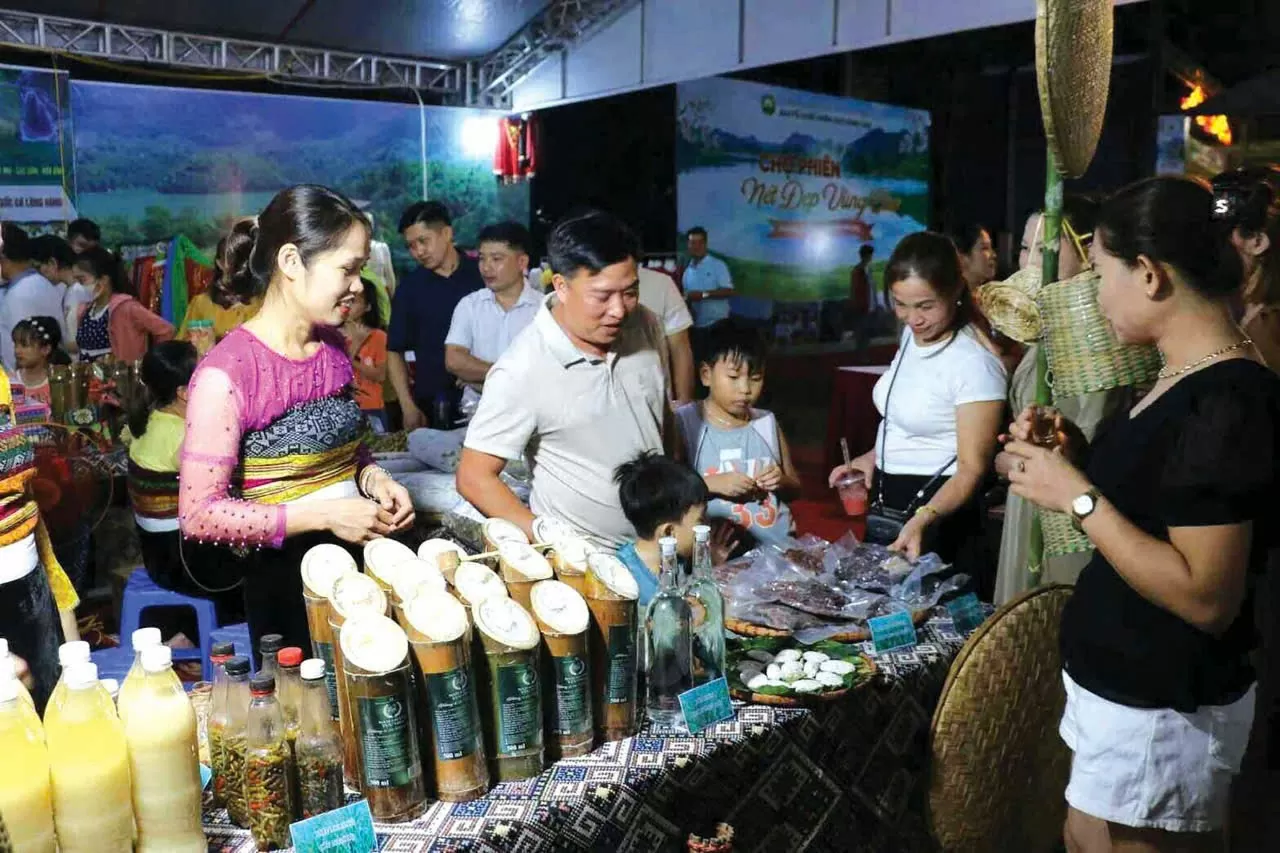 Du khách tham gia Phiên chợ vùng cao Hòa Bình, thưởng thức nông sản địa phương. (Nguồn: Sở Văn hóa, Thể thao và Du lịch tỉnh Hòa Bình) Du khách tham gia Phiên chợ vùng cao Hòa Bình, thưởng thức nông sản địa phương. (Nguồn: Sở Văn hóa, Thể thao và Du lịch tỉnh Hòa Bình)