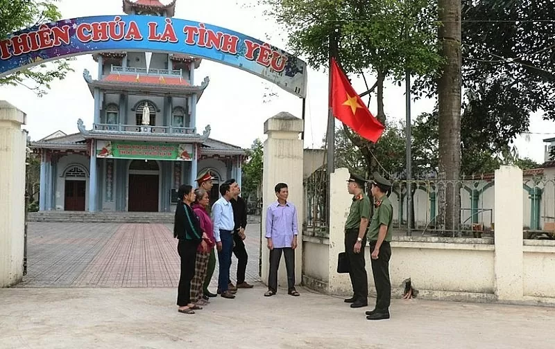 Sức mạnh toàn dân trong bảo vệ an ninh tổ quốc vùng đồng bào tôn giáo Sức mạnh toàn dân trong bảo vệ an ninh tổ quốc vùng đồng bào tôn giáo