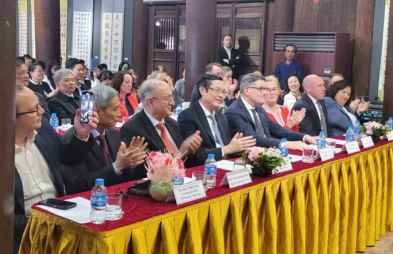 Trao học bổng Đức niên học năm 2024-2025 cho sinh viên nghèo vượt khó, có thành tích học tập tốt Trao học bổng Đức niên học năm 2024-2025 cho sinh viên nghèo vượt khó, có thành tích học tập tốt