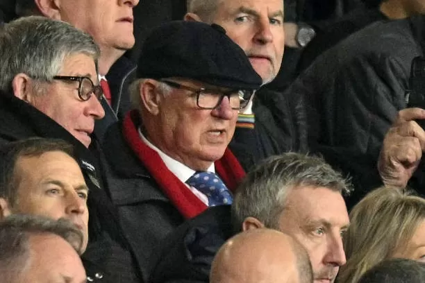 Sir Alex Ferguson cổ vũ thầy trò Amorim. Sir Alex Ferguson cổ vũ thầy trò Amorim.