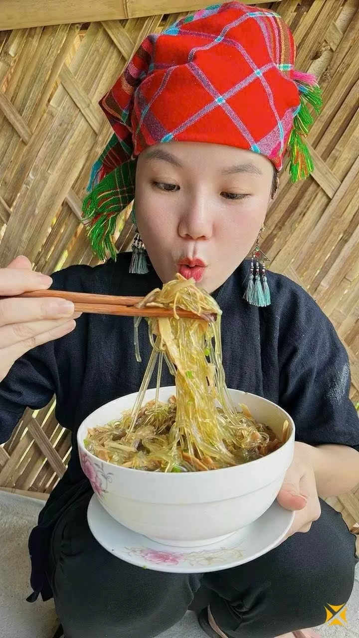 Nữ TikToker cảm thấy may mắn khi được nhiều người yêu mến. Nữ TikToker cảm thấy may mắn khi được nhiều người yêu mến.