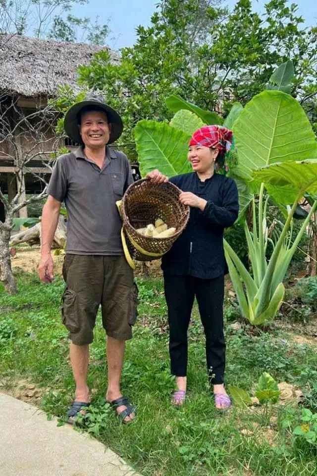 Cũng theo nữ TikToker, để công việc sáng tạo nội dung đạt được kết quả như hiện giờ, gia đình đã luôn đứng đằng sau ủng hộ và hỗ trợ cô vô điều kiện. Cũng theo nữ TikToker, để công việc sáng tạo nội dung đạt được kết quả như hiện giờ, gia đình đã luôn đứng đằng sau ủng hộ và hỗ trợ cô vô điều kiện.