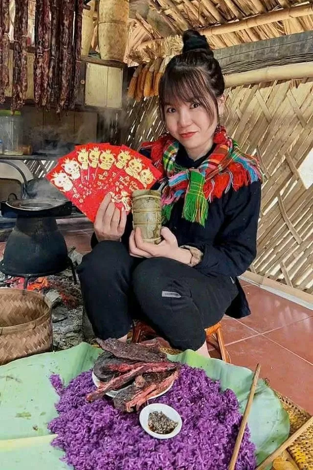 Vương Ngọc Thảo hạnh phúc khi quảng bá văn hóa, ẩm thực, và các bài thuốc quý của vùng cao Tây Bắc. Vương Ngọc Thảo hạnh phúc khi quảng bá văn hóa, ẩm thực, và các bài thuốc quý của vùng cao Tây Bắc.