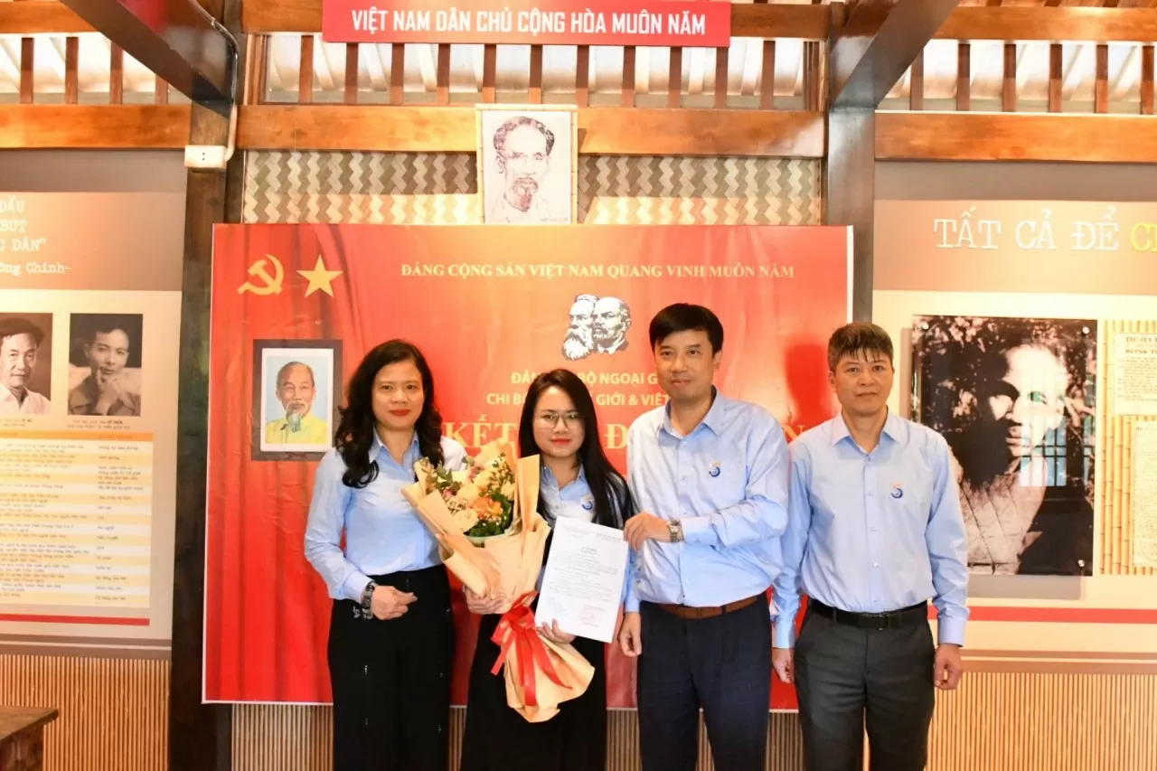 Kết nạp Đảng viên cho cán bộ ở Báo. (Ảnh: Báo TGVN) Kết nạp Đảng viên cho cán bộ ở Báo. (Ảnh: Báo TGVN)