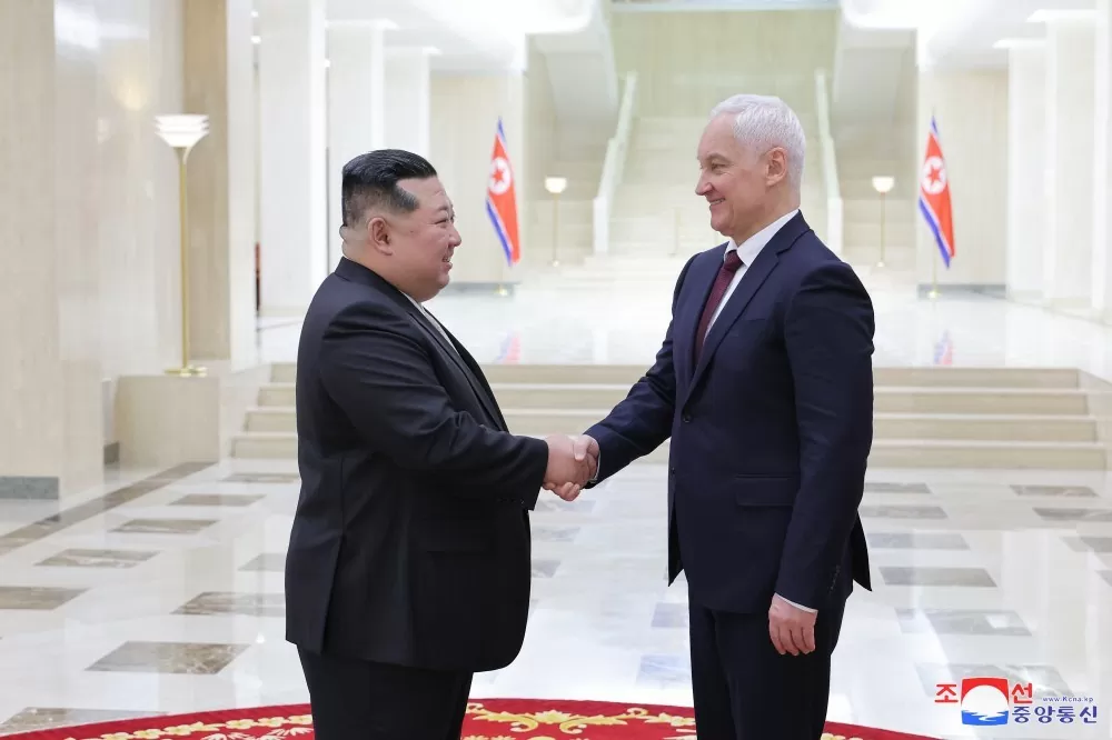 Giữa lúc phương Tây như 'kiến bò chảo nóng' vì hợp tác quân sự Moscow-Bình Nhưỡng, Chủ tịch Triều Tiên có cuộc gặp Bộ trưởng Quốc phòng Nga Giữa lúc phương Tây như 'kiến bò chảo nóng' vì hợp tác quân sự Moscow-Bình Nhưỡng, Chủ tịch Triều Tiên có cuộc gặp Bộ trưởng Quốc phòng Nga
