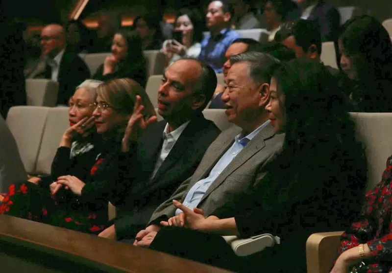 Tổng Bí thư Tô Lâm và Phu nhân Ngô Phương Ly dự chương trình biểu diễn. (Nguồn: Báo điện tử Đảng Cộng sản Việt Nam) Tổng Bí thư Tô Lâm và Phu nhân Ngô Phương Ly dự chương trình biểu diễn. (Nguồn: Báo điện tử Đảng Cộng sản Việt Nam)