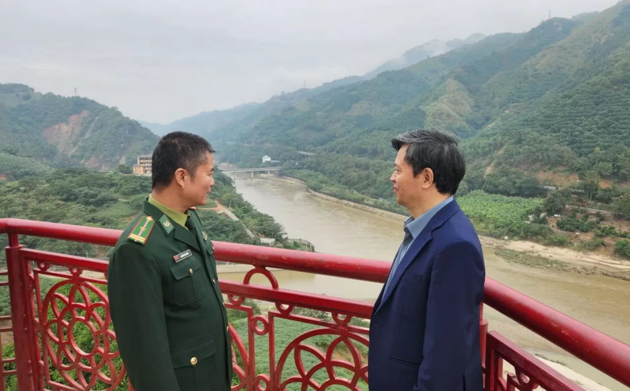 Giám đốc Sở Ngoại vụ Phú Thọ Dư Hồng Quảng cùng đại biểu dự Cụm thi đua Liên hiệp hữu nghị tại Lào Cai. Ảnh nhìn từ cột cờ Lũng Pô, nơi con sông Hồng chảy vào đất Việt. (Ảnh: NVCC) Giám đốc Sở Ngoại vụ Phú Thọ Dư Hồng Quảng cùng đại biểu dự Cụm thi đua Liên hiệp hữu nghị tại Lào Cai. Ảnh nhìn từ cột cờ Lũng Pô, nơi con sông Hồng chảy vào đất Việt. (Ảnh: NVCC)