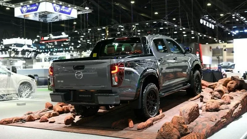 Cụm đèn hậu và cửa cốp cũng được làm mới.