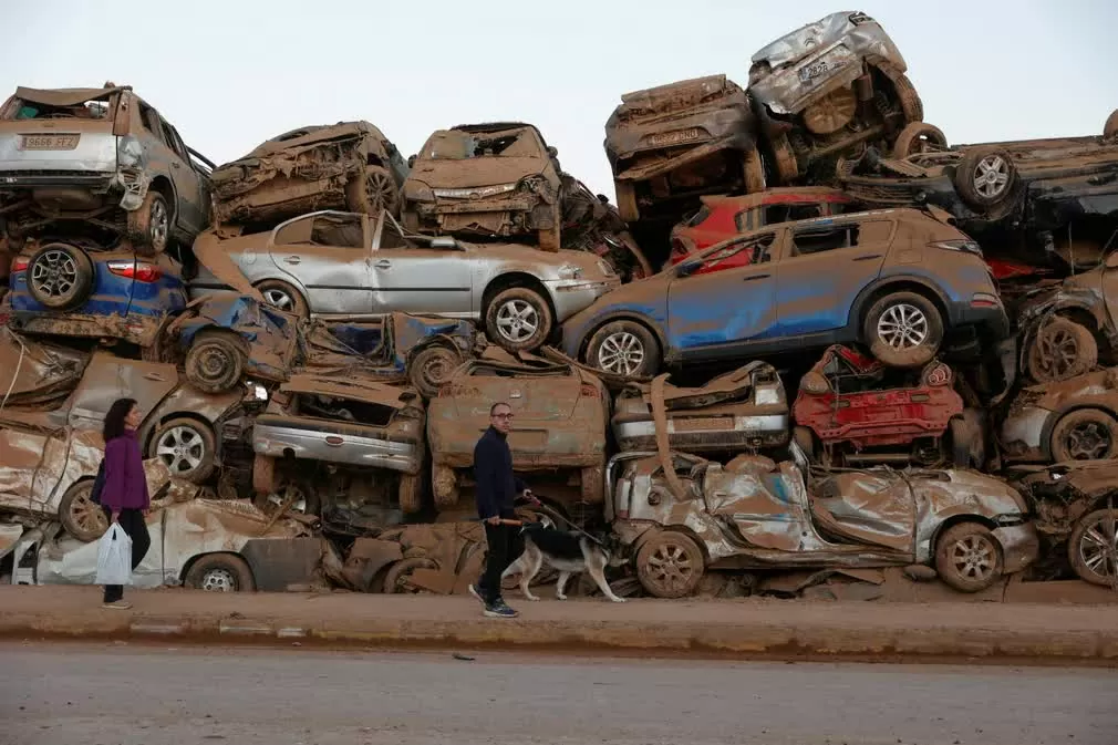 Những chiếc ô tô bị hư hỏng do lũ lụt được chất thành đống tại Paiporta, Tây Ban Nha, gần một tháng sau khi lũ lụt nghiêm trọng xảy ra khiến ít nhất 224 người thiệt mạng tại nước này. (Nguồn: Reuters) Những chiếc ô tô bị hư hỏng do lũ lụt được chất thành đống tại Paiporta, Tây Ban Nha, gần một tháng sau khi lũ lụt nghiêm trọng xảy ra khiến ít nhất 224 người thiệt mạng tại nước này. (Nguồn: Reuters)