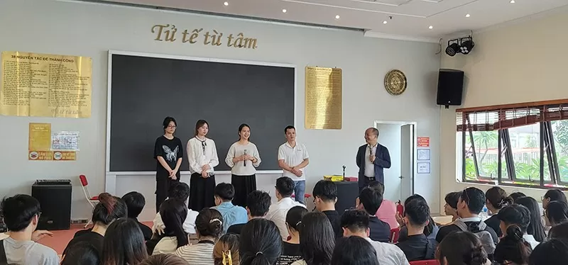 CEO Vũ Đức Sỹ truyền cảm hứng cho các bạn sinh viên Đại học Kinh tế Quốc dân trong một buổi chia sẻ. CEO Vũ Đức Sỹ truyền cảm hứng cho các bạn sinh viên Đại học Kinh tế Quốc dân trong một buổi chia sẻ.