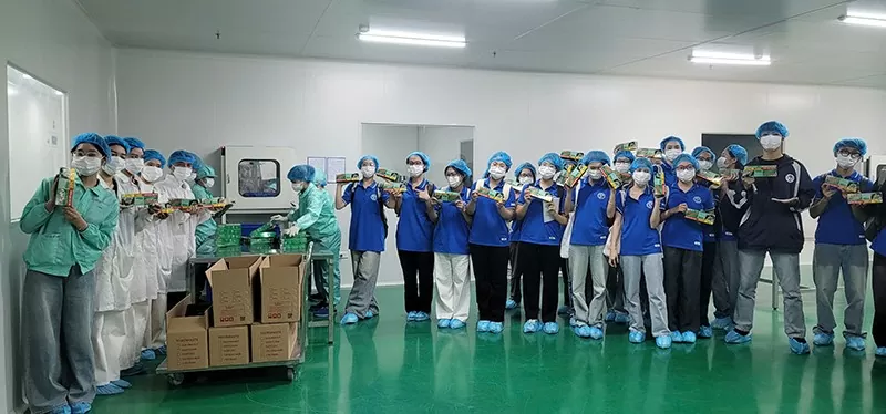 Nhóm sinh viên trong trang phục bảo hộ thăm quan và trải nghiệm tại nhà máy sản xuất Diligo. Nhóm sinh viên trong trang phục bảo hộ thăm quan và trải nghiệm tại nhà máy sản xuất Diligo.