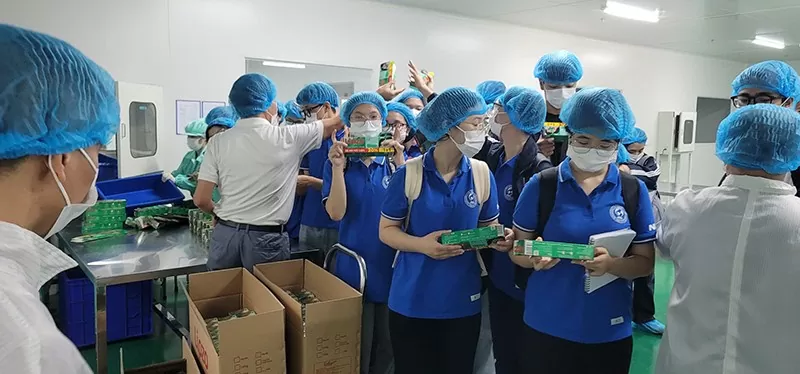 Sinh viên trải nghiệm sản phẩm và giao lưu vui vẻ tại nhà máy Diligo. Sinh viên trải nghiệm sản phẩm và giao lưu vui vẻ tại nhà máy Diligo.