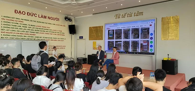CEO Vũ Đức Sỹ trò chuyện cùng sinh viên Đại học Kinh tế Quốc dân về đạo đức “Nhân bản nhân quả” CEO Vũ Đức Sỹ trò chuyện cùng sinh viên Đại học Kinh tế Quốc dân về đạo đức “Nhân bản nhân quả”