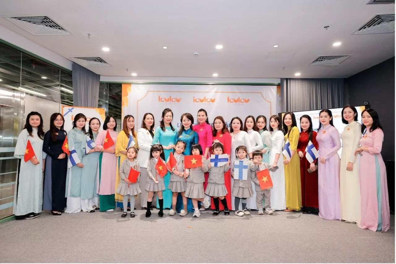 Đại diện các cơ sở giáo dục mầm non tại lễ ký kết chuyển giao phương pháp và chương trình giáo dục thông qua nghệ thuật Laulau Learning chiều ngày 30/11. Đại diện các cơ sở giáo dục mầm non tại lễ ký kết chuyển giao phương pháp và chương trình giáo dục thông qua nghệ thuật Laulau Learning chiều ngày 30/11.