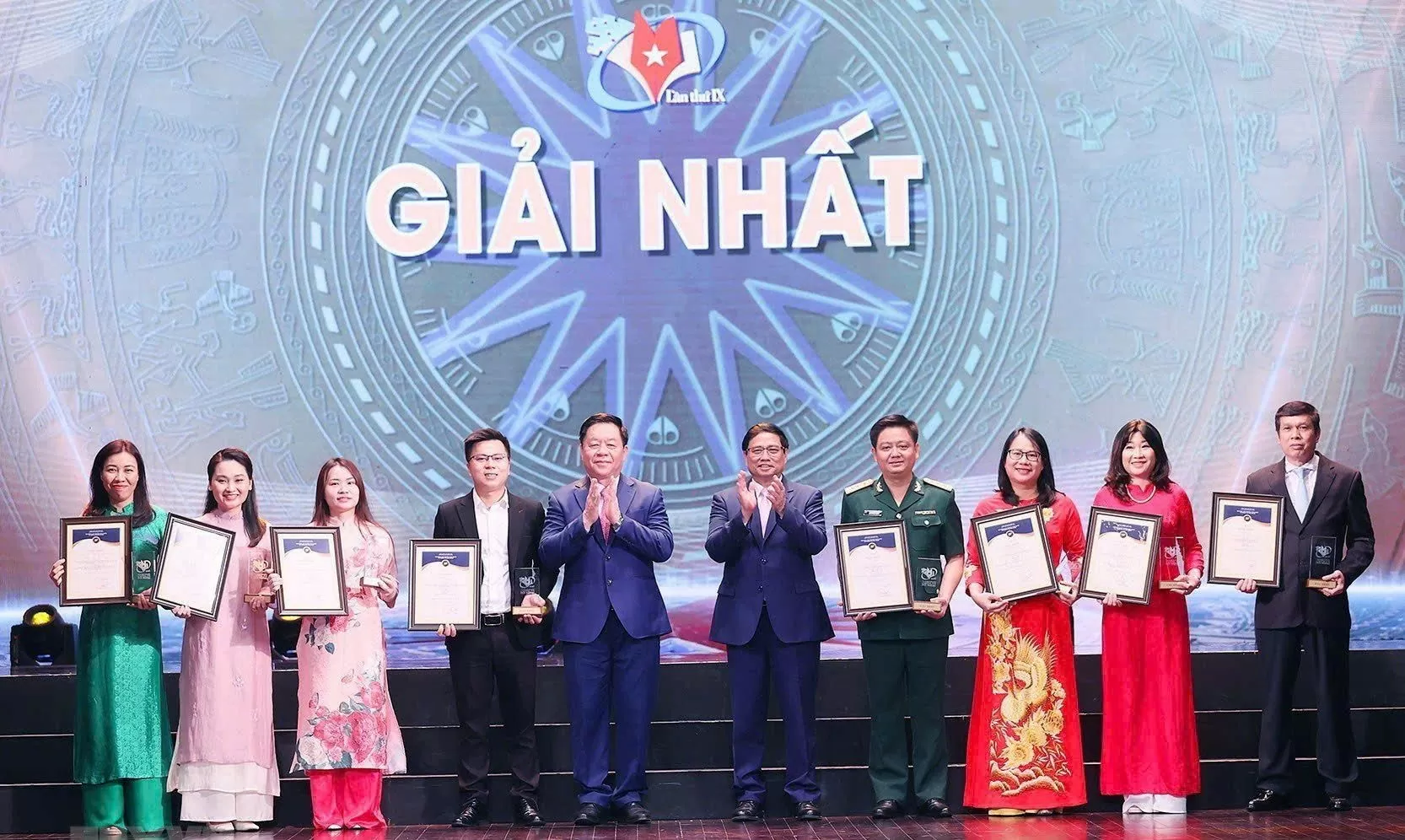Thủ tướng Phạm Minh Chính và Trưởng Ban Tuyên giao Trung ương Nguyễn Trọng Nghĩa trao giải Nhất, Giải thưởng toàn quốc về thông tin đối ngoại lần thứ IX cho các cá nhân và tập thể. Ảnh tư liệu: Dương Giang/TTXVN Thủ tướng Phạm Minh Chính và Trưởng Ban Tuyên giao Trung ương Nguyễn Trọng Nghĩa trao giải Nhất, Giải thưởng toàn quốc về thông tin đối ngoại lần thứ IX cho các cá nhân và tập thể. Ảnh tư liệu: Dương Giang/TTXVN
