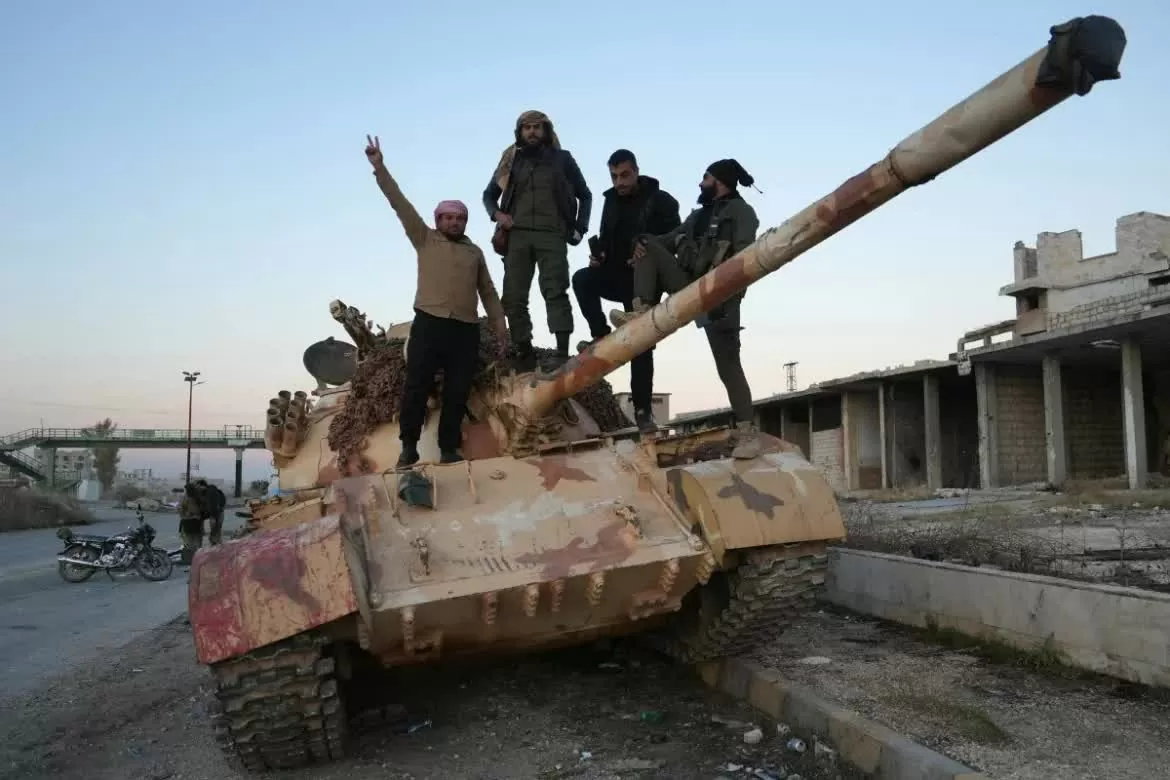 Những chiến binh chống chính phủ trên nóc xe tăng trên con đường dẫn đến Maaret al-Numan ở tỉnh Idlib, tây bắc Syria vào ngày 30 tháng 11 năm 2024. AFP Những chiến binh chống chính phủ trên nóc xe tăng trên con đường dẫn đến Maaret al-Numan ở tỉnh Idlib, tây bắc Syria vào ngày 30 tháng 11 năm 2024. AFP