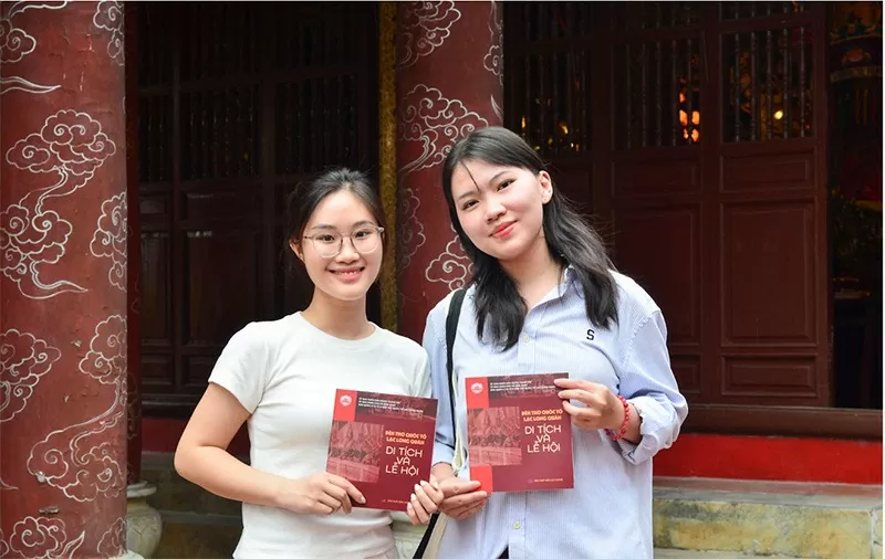 Khách đến hành hương tại Đình Nội Bình Đà Khách đến hành hương tại Đình Nội Bình Đà