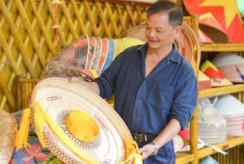 Nghệ nhân Lê Văn Tuy với chiếc nón do chính tay mình đan Nghệ nhân Lê Văn Tuy với chiếc nón do chính tay mình đan
