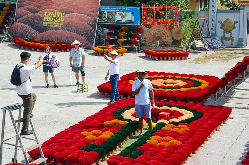 Một nhóm các du khách chụp ảnh tại sân phơi hương Một nhóm các du khách chụp ảnh tại sân phơi hương