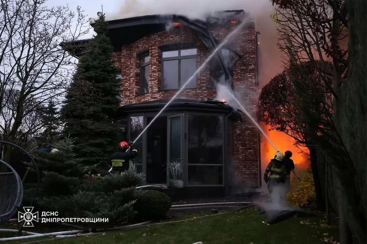 Nhân viên cứu hỏa tại hiện trường vụ tấn công tên lửa của Nga vào khu vực Dnipro (Ukraine) ngày 21/11. (Nguồn: Reuters) Nhân viên cứu hỏa tại hiện trường vụ tấn công tên lửa của Nga vào khu vực Dnipro (Ukraine) ngày 21/11. (Nguồn: Reuters)