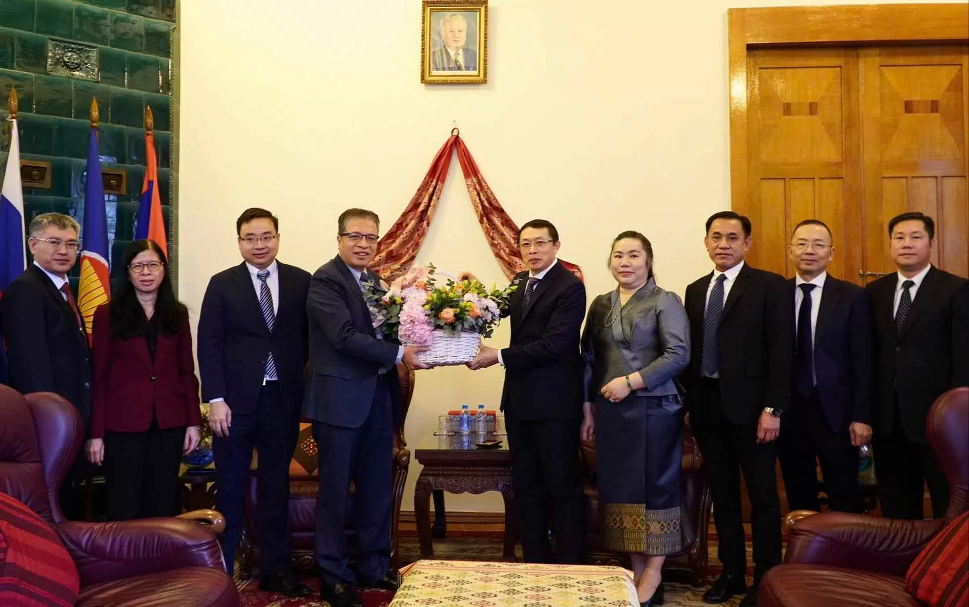 Đại sứ quán Việt Nam tại Liên bang Nga chúc mừng 49 năm Quốc khánh Lào Đại sứ quán Việt Nam tại Liên bang Nga chúc mừng 49 năm Quốc khánh Lào