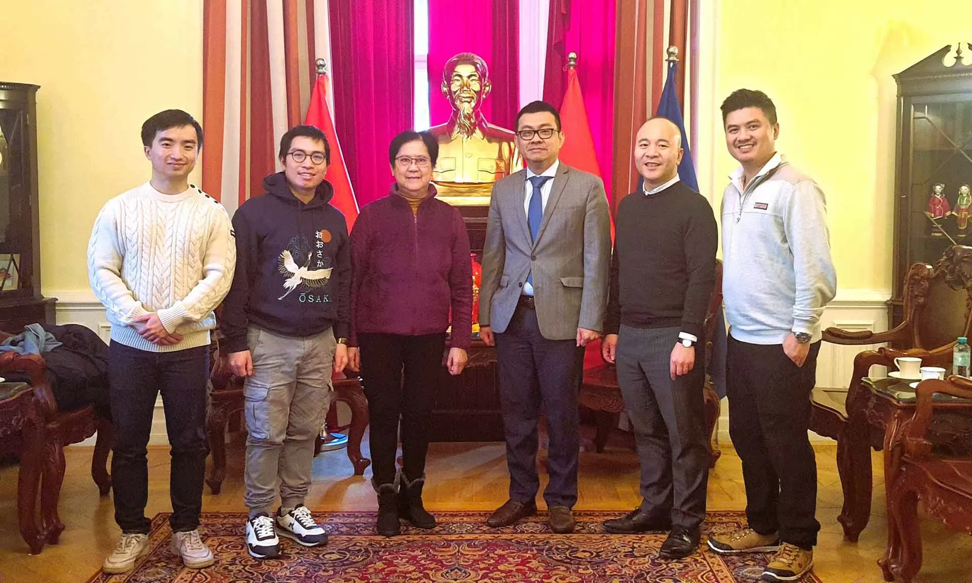 Đại sứ Vũ Lê Thái Hoàng tiếp chỉ huy hợp xướng 'Hợp ca quê hương' tại Vienna Đại sứ Vũ Lê Thái Hoàng tiếp chỉ huy hợp xướng 'Hợp ca quê hương' tại Vienna