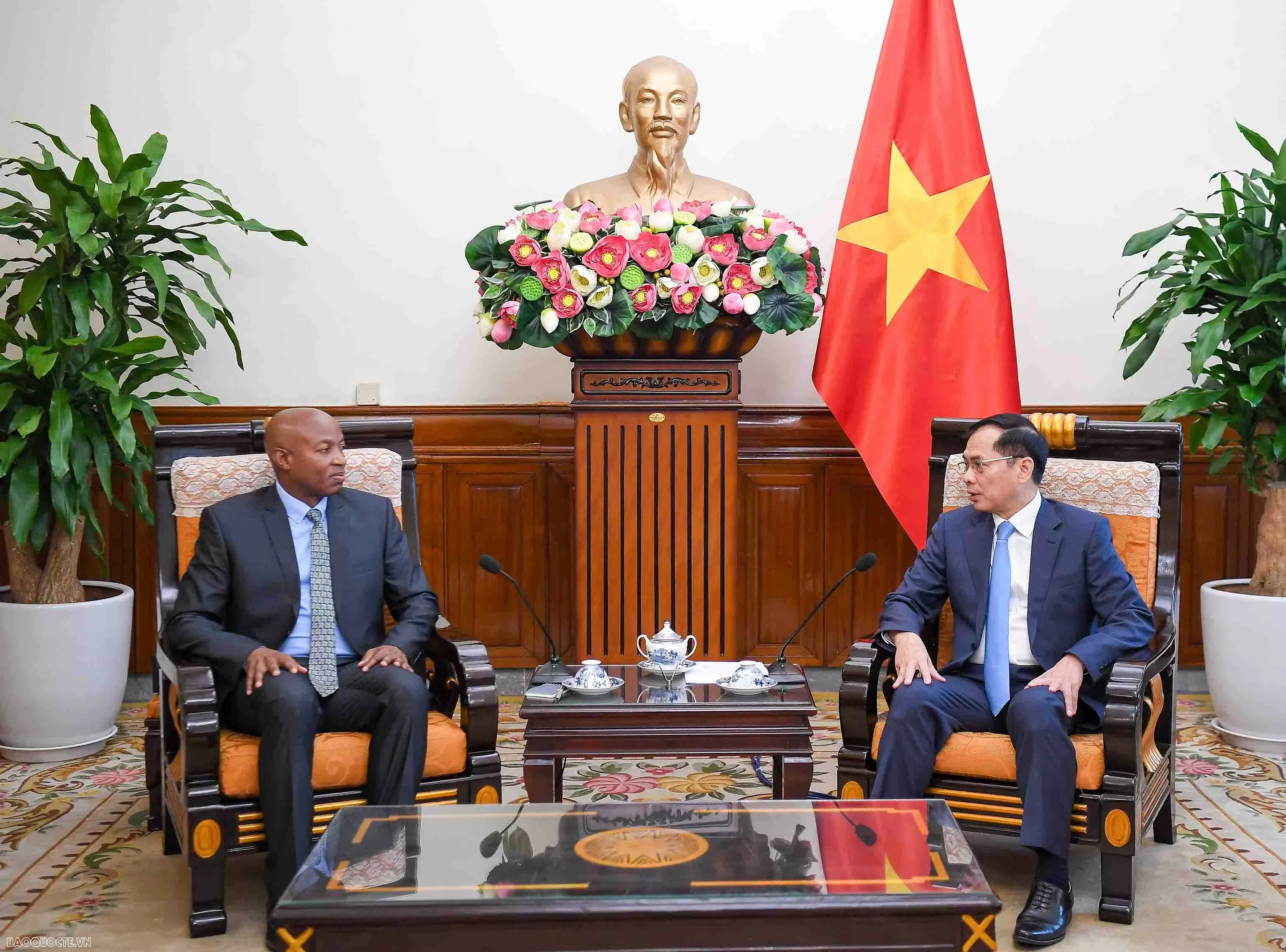 Việt Nam đề nghị Tanzania tiếp tục quan tâm, tạo thuận lợi cho doanh nghiệp Việt đầu tư, kinh doanh Phó Thủ tướng, Bộ trưởng Ngoại giao Bùi Thanh Sơn tiếp Thứ trưởng Bộ Ngoại giao và Hợp tác Đông Phi Tanzania Cosato David Chumi