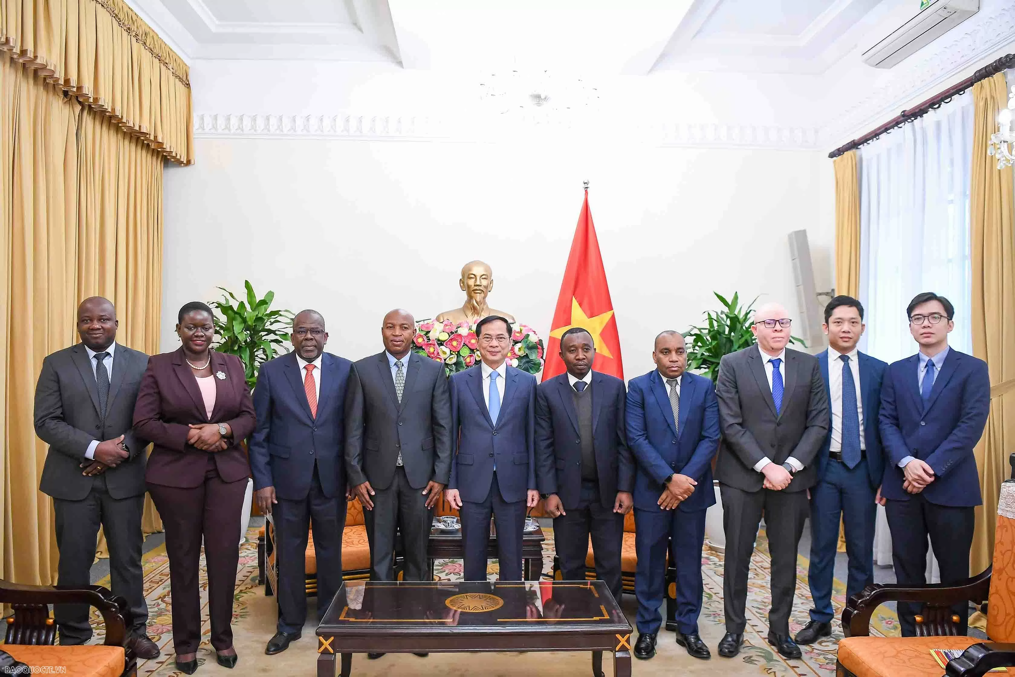 Việt Nam đề nghị Tanzania tiếp tục quan tâm, tạo thuận lợi cho doanh nghiệp Việt đầu tư, kinh doanh Phó Thủ tướng, Bộ trưởng Ngoại giao Bùi Thanh Sơn tiếp Thứ trưởng Bộ Ngoại giao và Hợp tác Đông Phi Tanzania Cosato David Chumi