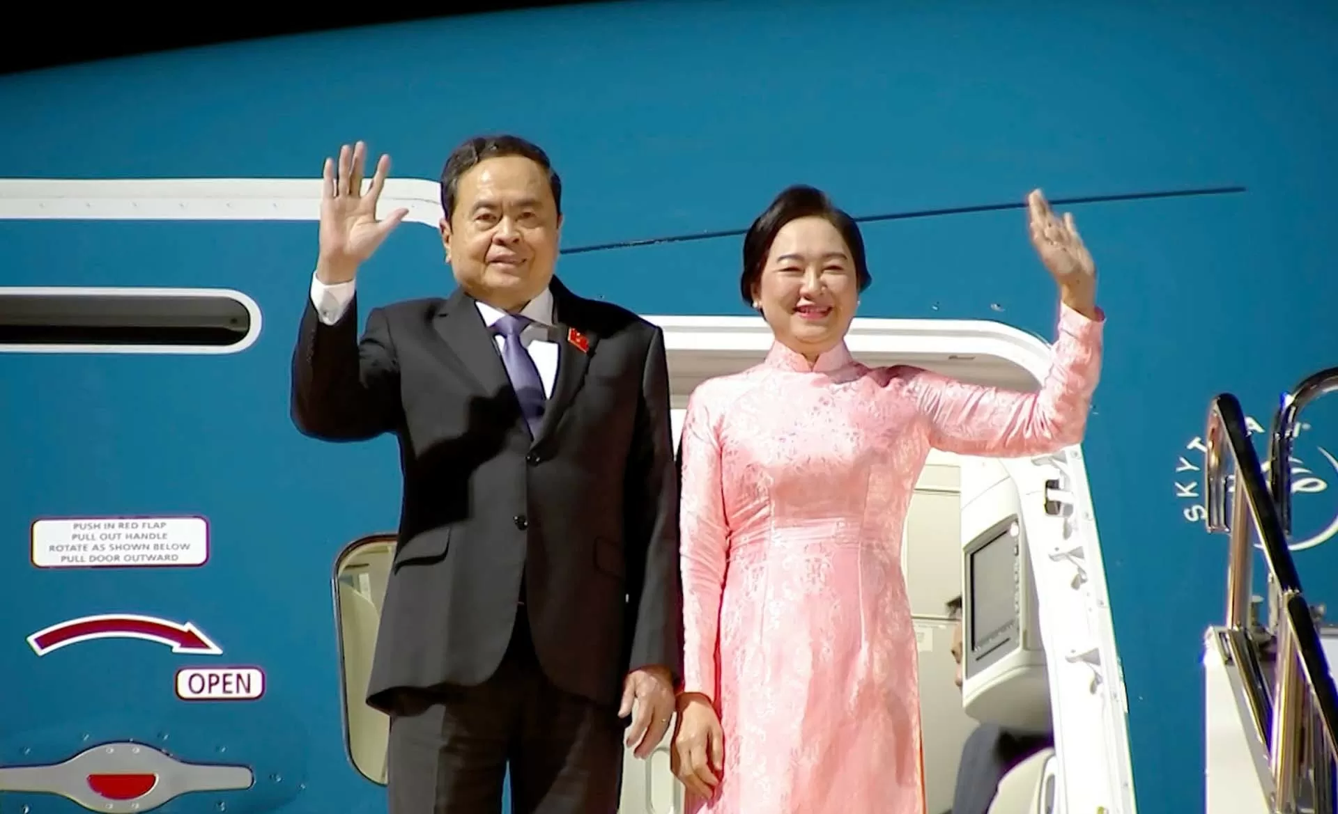 Chủ tịch Quốc hội Trần Thanh Mẫn và Phu nhân tới Tokyo, bắt đầu chuyến thăm chính thức Nhật Bản Chủ tịch Quốc hội Trần Thanh Mẫn và Phu nhân tới Tokyo, bắt đầu chuyến thăm chính thức Nhật Bản