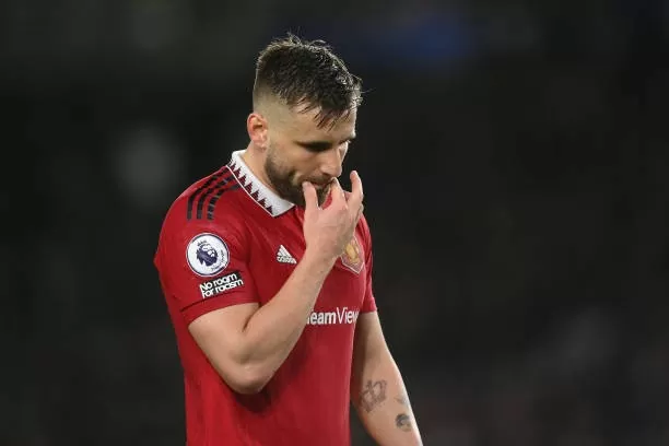 Luke Shaw chấn thương như cơm bữa tại MU. Luke Shaw chấn thương như cơm bữa tại MU.