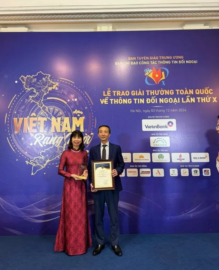 Sáng kiến ‘Tủ sách tiếng Việt’ được vinh danh tại Giải thưởng toàn quốc về thông tin đối ngoại lần thứ X Sáng kiến ‘Tủ sách tiếng Việt’ được vinh danh tại Giải thưởng toàn quốc về thông tin đối ngoại lần thứ X