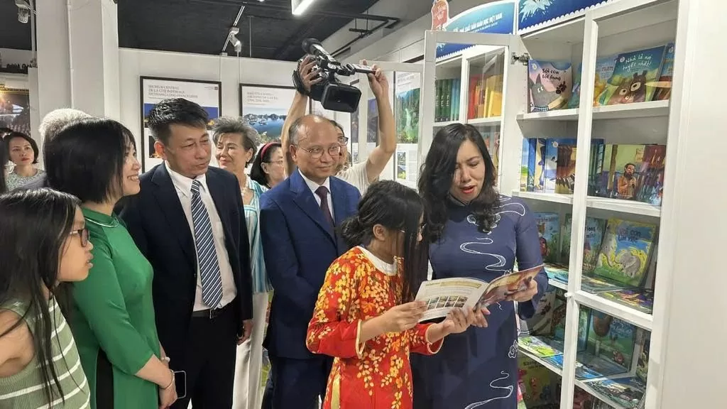 Sáng kiến ‘Tủ sách tiếng Việt’ được vinh danh tại Giải thưởng toàn quốc về thông tin đối ngoại lần thứ X Sáng kiến ‘Tủ sách tiếng Việt’ được vinh danh tại Giải thưởng toàn quốc về thông tin đối ngoại lần thứ X