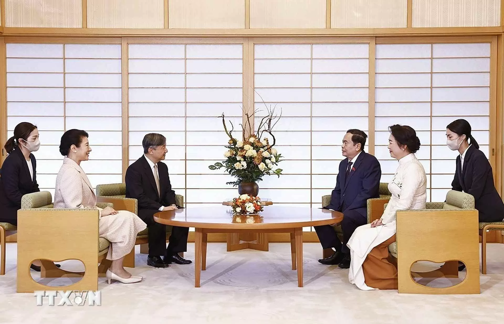 Chủ tịch Quốc hội Trần Thanh Mẫn và Phu nhân hội kiến Nhà vua Naruhito cùng Hoàng hậu Masako. (Nguồn: TTXVN) Chủ tịch Quốc hội Trần Thanh Mẫn và Phu nhân hội kiến Nhà vua Naruhito cùng Hoàng hậu Masako. (Nguồn: TTXVN)
