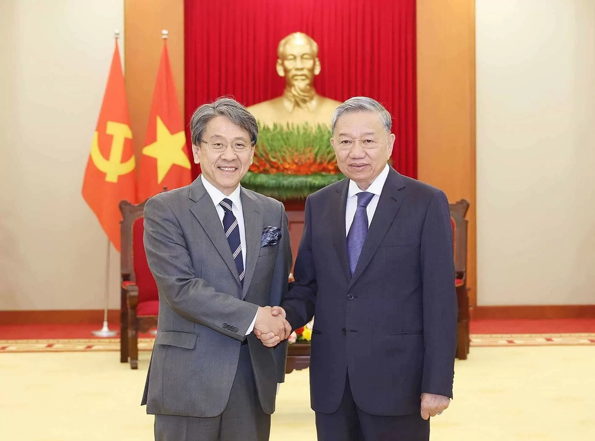 Tổng Bí thư Tô Lâm tiếp Chủ tịch Hội đồng Quản trị Ngân hàng Hợp tác quốc tế Nhật Bản Tổng Bí thư Tô Lâm tiếp Chủ tịch Hội đồng Quản trị Ngân hàng Hợp tác quốc tế Nhật Bản
