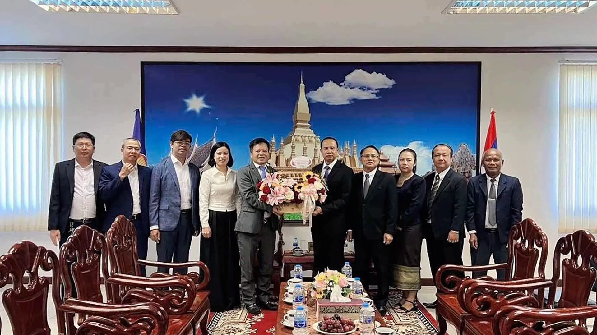 Tổng lãnh sự quán Việt Nam tại Khon Kaen chúc mừng 49 năm Quốc khánh Lào Tổng lãnh sự quán Việt Nam tại Khon Kaen chúc mừng 49 năm Quốc khánh Lào