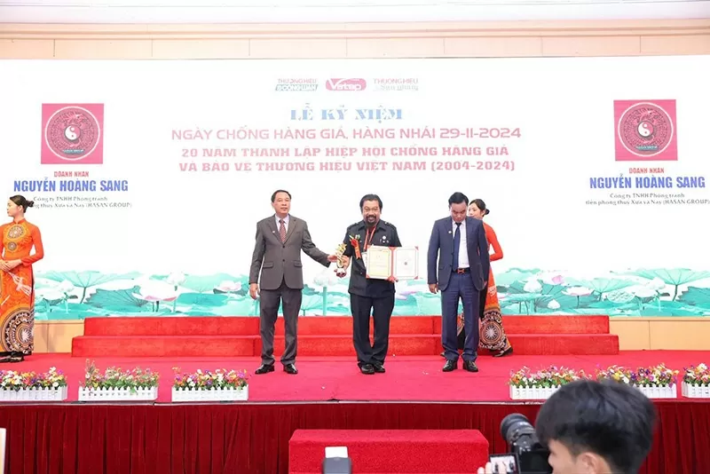 Doanh nhân Nguyễn Hoàng Sang được vinh danh tại “Lễ Kỷ niệm 20 năm thành lập Hiệp hội Chống hàng giả và Bảo vệ Thương hiệu Việt Nam (2004 -2024)”. Doanh nhân Nguyễn Hoàng Sang được vinh danh tại “Lễ Kỷ niệm 20 năm thành lập Hiệp hội Chống hàng giả và Bảo vệ Thương hiệu Việt Nam (2004 -2024)”.