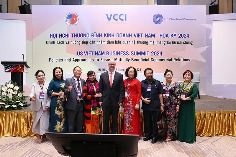 Doanh nhân Nguyễn Hoàng Sang chụp ảnh lưu niệm tại “Hội nghị thượng đỉnh kinh doanh Việt Nam – Hoa Kỳ 2024”. Doanh nhân Nguyễn Hoàng Sang chụp ảnh lưu niệm tại “Hội nghị thượng đỉnh kinh doanh Việt Nam – Hoa Kỳ 2024”.