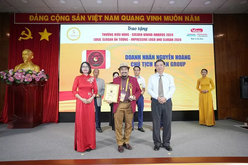 Doanh nhân Nguyễn Hoàng Sang chụp ảnh tại Trung tâm Hội nghị 37 Hùng Vương. Doanh nhân Nguyễn Hoàng Sang chụp ảnh tại Trung tâm Hội nghị 37 Hùng Vương.