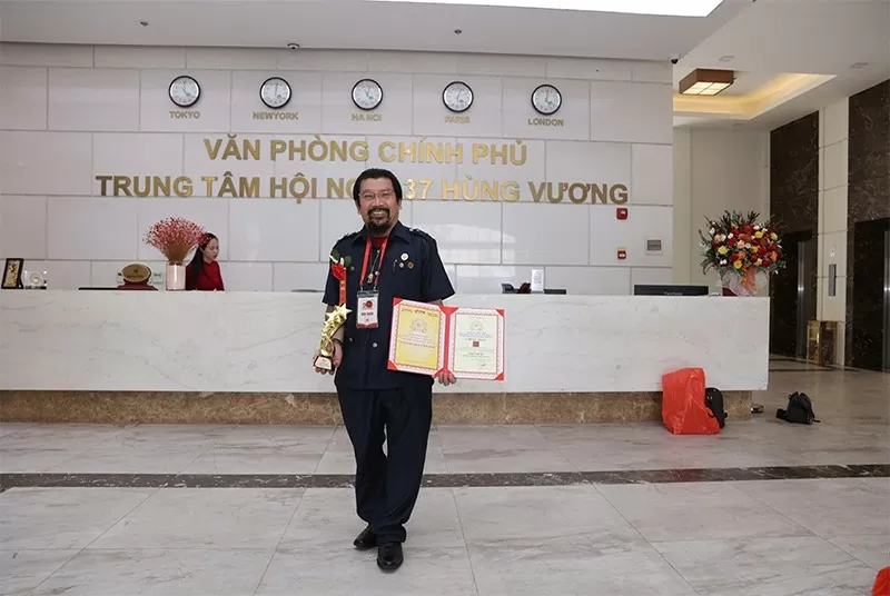 Doanh nhân Nguyễn Hoàng Sang chụp ảnh tại Trung tâm Hội nghị 37 Hùng Vương. Doanh nhân Nguyễn Hoàng Sang chụp ảnh tại Trung tâm Hội nghị 37 Hùng Vương.