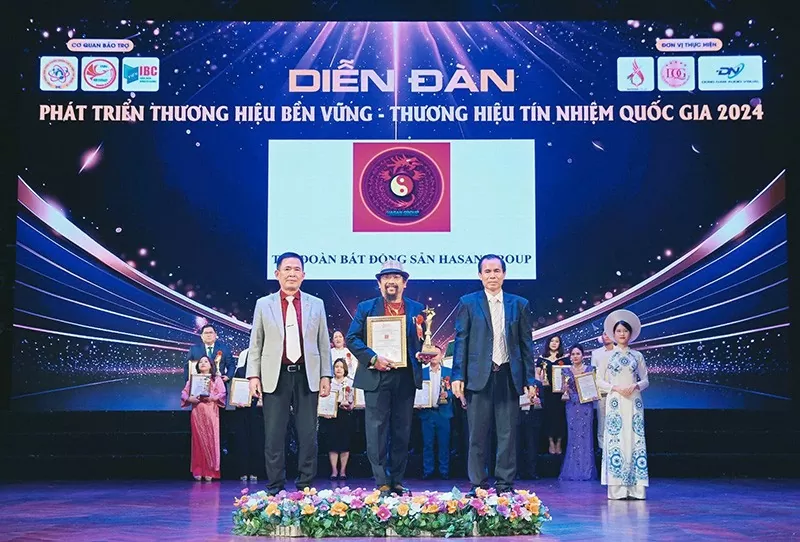 Doanh nhân Nguyễn Hoàng Sang nhận Kỷ niệm chương tại “Diễn đàn phát triển thương hiệu bền vững - Thương hiệu tín nhiệm quốc gia 2024”. Doanh nhân Nguyễn Hoàng Sang nhận Kỷ niệm chương tại “Diễn đàn phát triển thương hiệu bền vững - Thương hiệu tín nhiệm quốc gia 2024”.