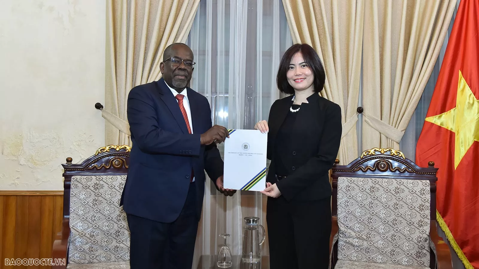 Ngày 3/12, tại Hà Nội, Phó Cục trưởng phụ trách Cục Lễ tân Nhà nước Vũ Hoàng Yến đã tiếp nhận bản sao Thư ủy nhiệm bổ nhiệm Đại sứ Tanzania tại Việt Nam. (Ảnh: Anh Sơn) Ngày 3/12, tại Hà Nội, Phó Cục trưởng phụ trách Cục Lễ tân Nhà nước Vũ Hoàng Yến đã tiếp nhận bản sao Thư ủy nhiệm bổ nhiệm Đại sứ Tanzania tại Việt Nam. (Ảnh: Anh Sơn)