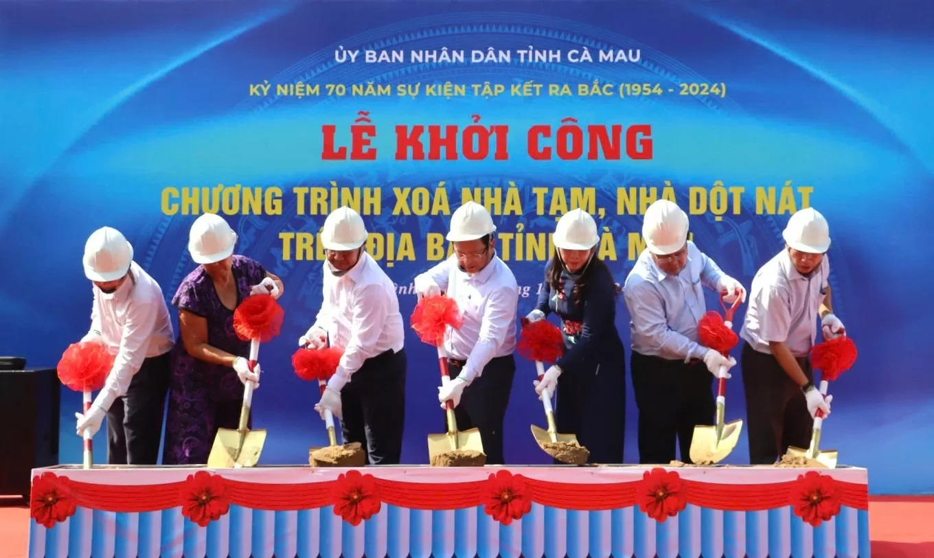Các đại biểu khởi công chương trình xóa nhà tạm, nhà dột nát trên địa bàn tỉnh Cà Mau. Ảnh: An Minh Các đại biểu khởi công chương trình xóa nhà tạm, nhà dột nát trên địa bàn tỉnh Cà Mau. Ảnh: An Minh