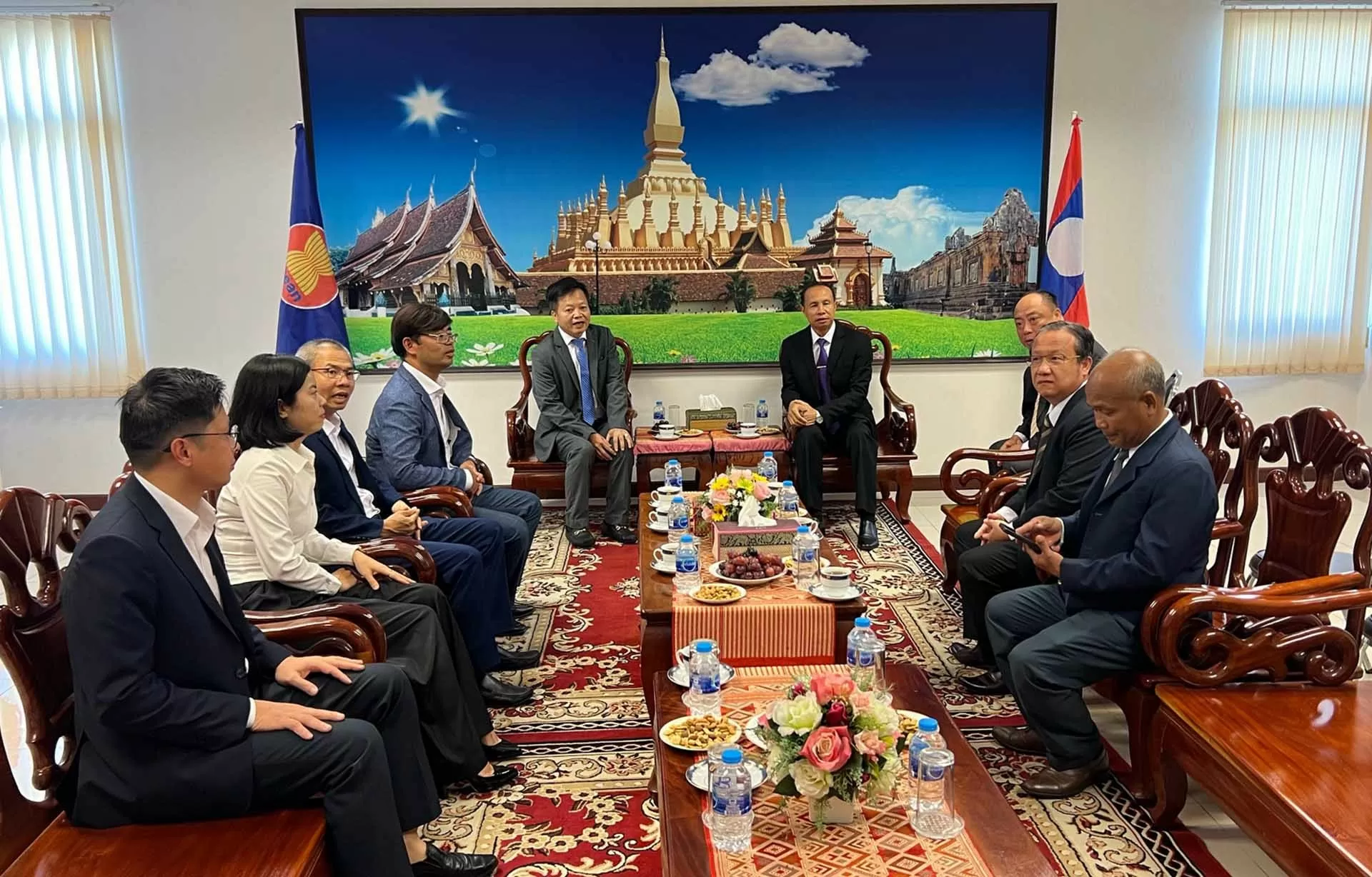 Tổng lãnh sự quán Việt Nam tại Khon Kaen chúc mừng 49 năm Quốc khánh Lào Tổng lãnh sự quán Việt Nam tại Khon Kaen chúc mừng 49 năm Quốc khánh Lào