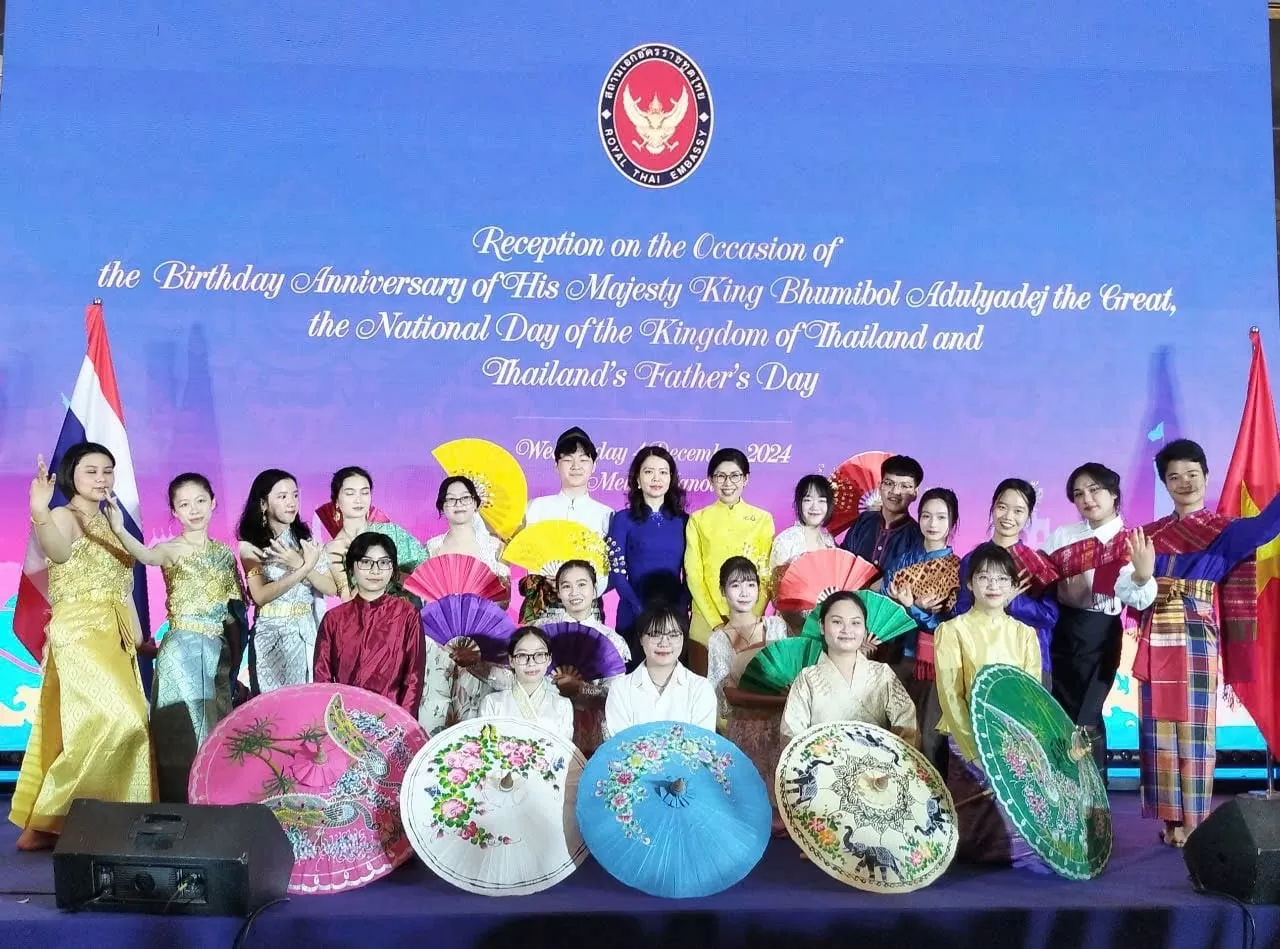 Thứ trưởng Ngoại giao Nguyễn Minh Hằng và Đại sứ Thái Lan Urawadee Sriphiromya chụp ảnh lưu niệm cùng các khách mời. (Ảnh: Hải Phương) Thứ trưởng Ngoại giao Nguyễn Minh Hằng và Đại sứ Thái Lan Urawadee Sriphiromya chụp ảnh lưu niệm cùng các khách mời. (Ảnh: Hải Phương)