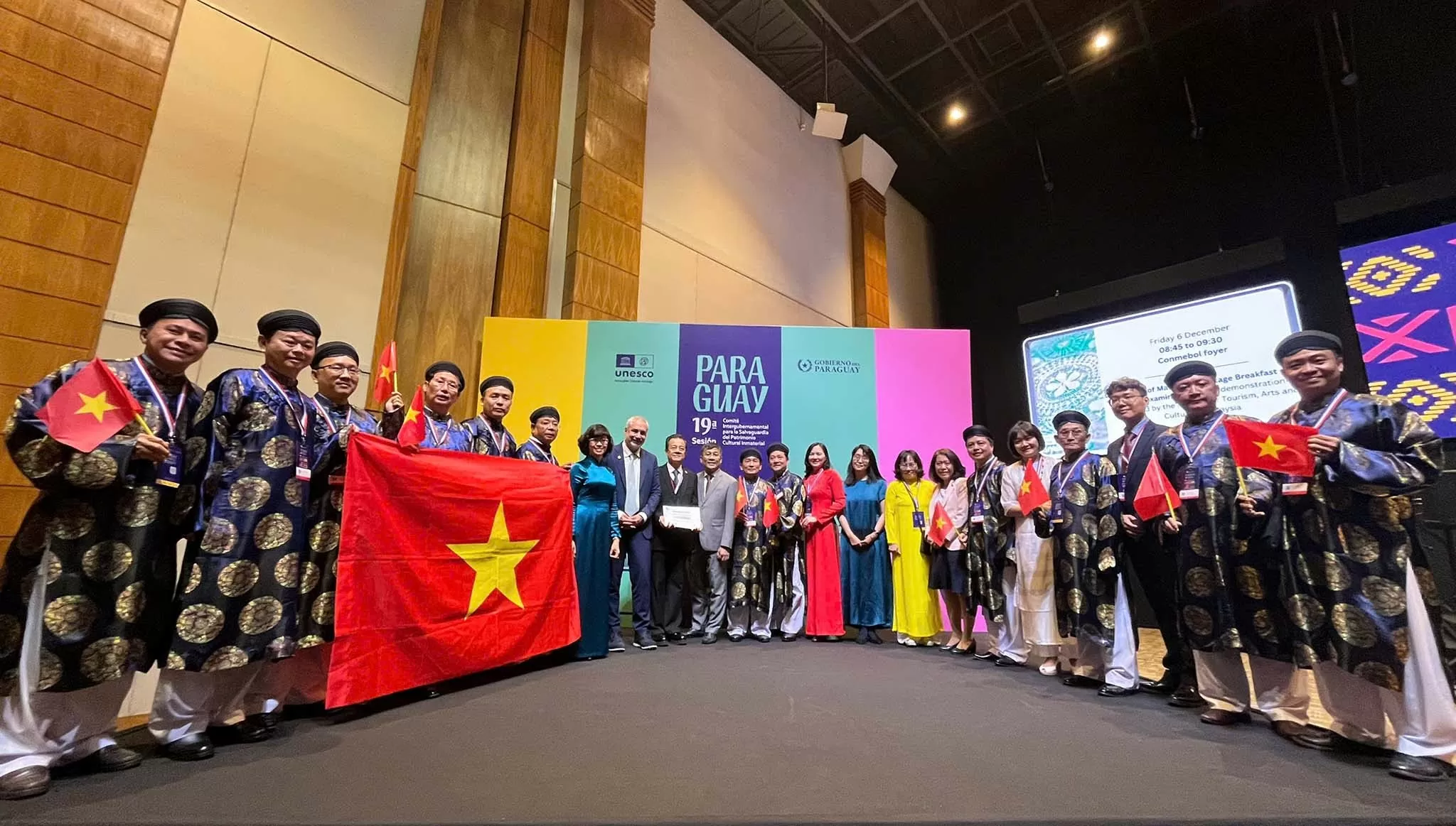 Đoàn Việt Nam tại Kỳ họp lần thứ 19 Ủy ban liên Chính phủ Công ước 2003 về bảo vệ di sản văn hóa phi vật thể ở thủ đô Asunción, Paraguay. (Ảnh: Bảo Chi) Đoàn Việt Nam tại Kỳ họp lần thứ 19 Ủy ban liên Chính phủ Công ước 2003 về bảo vệ di sản văn hóa phi vật thể ở thủ đô Asunción, Paraguay. (Ảnh: Bảo Chi)