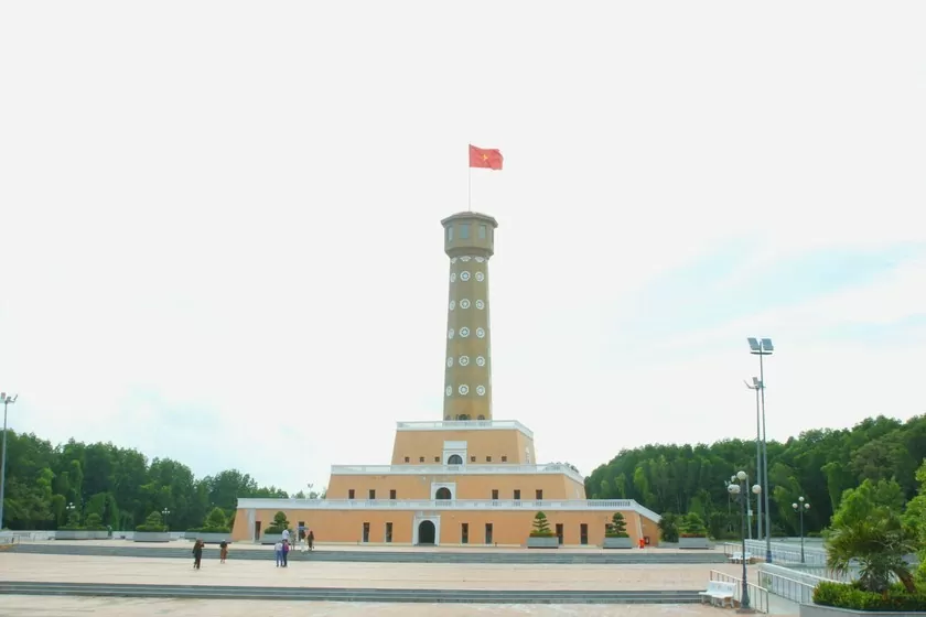 Cột cờ Hà Nội tại Mũi Cà Mau được mô phỏng theo kiến trúc cột cờ Hà Nội, công trình gồm 3 tầng đế và thân cột cờ với tổng diện tích hơn 16.000 mét vuông với độ cao 42 mét.